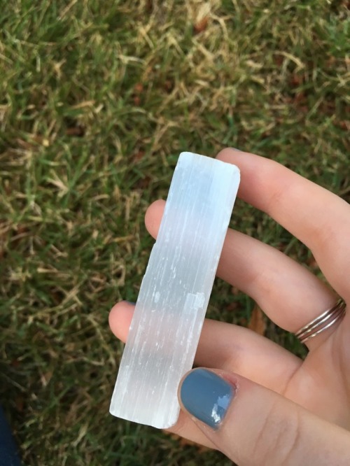 thecollegewitch: Loving my new lil selenite wand and cathedral quartz! These are my first crystals