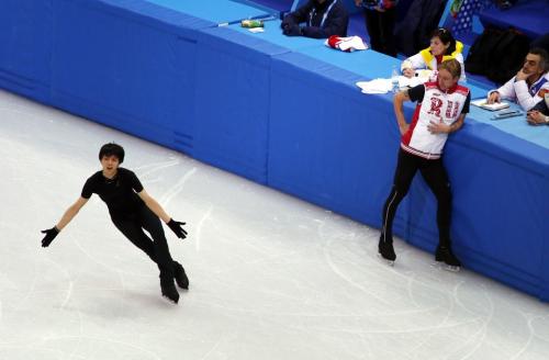 nasucha:  Yuzuru Hanyu, Evgeni Plushenko (Plushenko of Russia watches Hanyu of Japan attend a figure skating training session in preparation for the 2014 Sochi Winter Olympics | View photo - Yahoo Newsから) 
