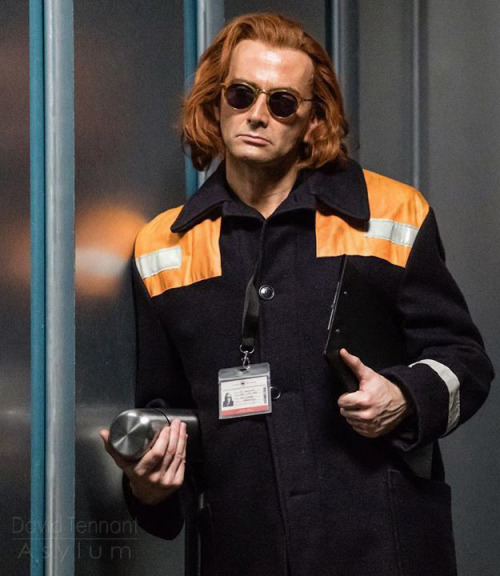 fuckyeahgoodomens: fuckyeahgoodomens: (x) From the deleted scene where Crowley brings the London-ar