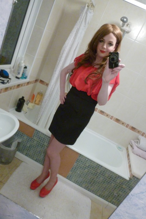 lucy-cd:  Pictures  This dress looks amazing with red heels, love it <3