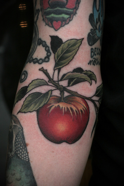 Little wrapping gap filler apple in the ditch for my friend Brandon, who’s been letting me tattoo hi