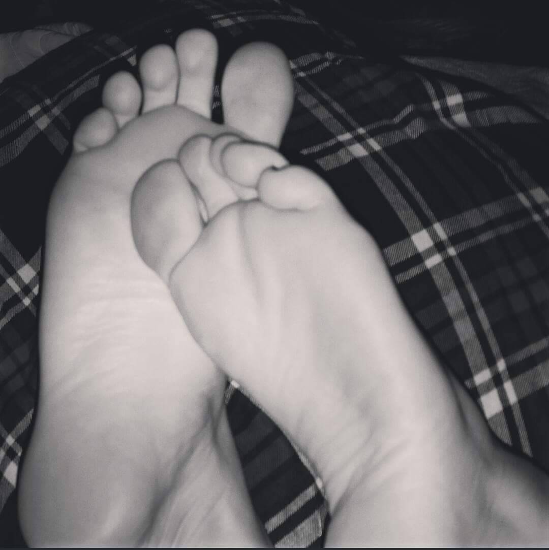 female natural feet