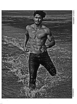 hotnsexymale:  Vidyut Jamwal 