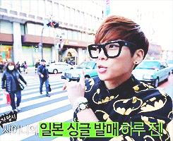 keyeomi:  Jjong’s graceful pinky when he points 