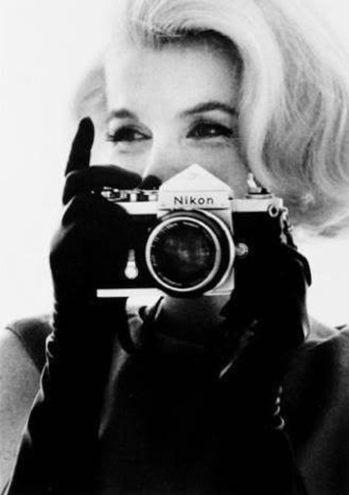 glamour:
“Marilyn and her Nikon.
Photo: Bert Stern
”
