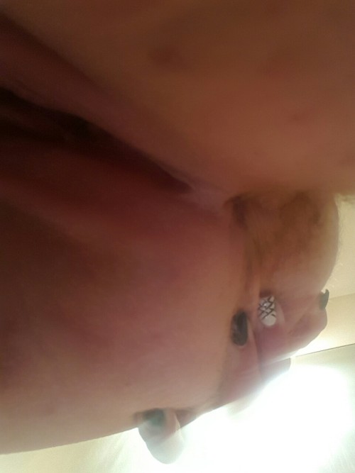 xxxselfiequeenxxx:  I really need some good dick, my toy ain’t cutting it!