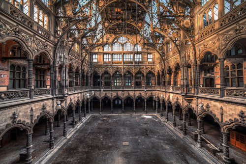 abandonedandurbex:The disused Chambre du Commerce in Antwerp, Belgium [1000×669] Photographed by Sla