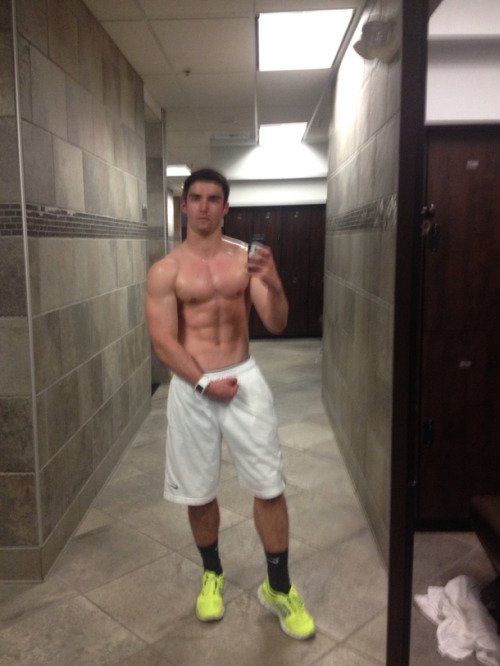 bromofratguy:  I wanna suck his cock 