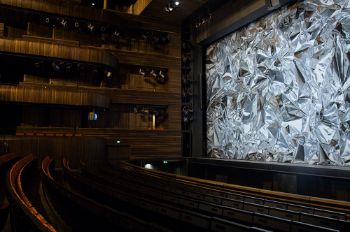 likeafieldmouse:  Pae White - Metafoil (2011) - Curtain design for the Oslo Opera House  “For the main stage curtain of the Oslo Opera House, the L.A.-based artist scanned images of crumpled aluminum foil and sent the scans through a computer