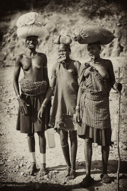 Ethiopian Mursi women, by Ingetje Tadros.