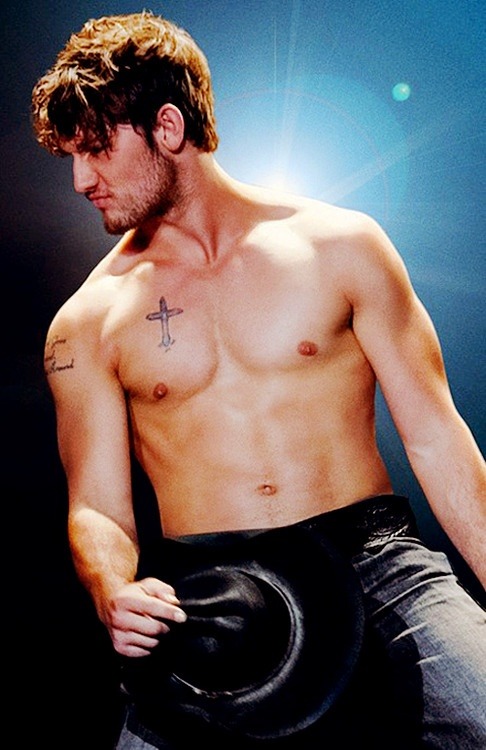 justlaryssia:  Alex Pettyfer is PERFECT!!! 