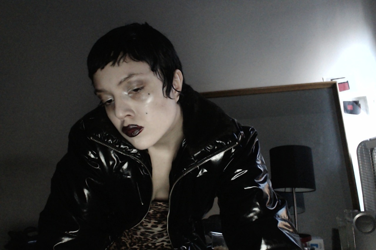 toolers:  e-brat:  lickinganorchid:  trying out new makeup and hair not wearing liquid