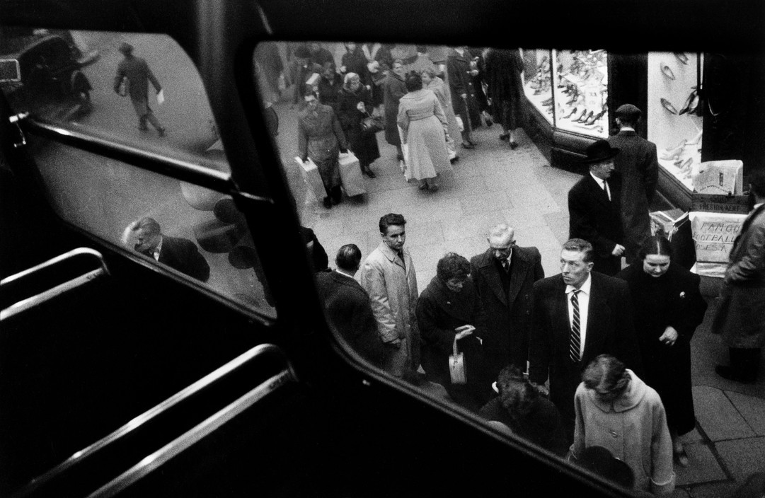 undr:  Sergio Larrain. England, London. Oxford Street. 1950s