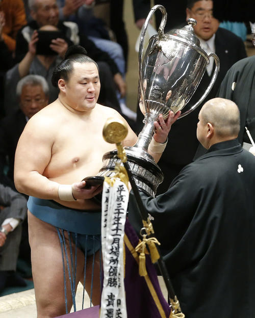 15 years after entering professional sumo, Tamawashi became the second oldest rikishi to win his fir