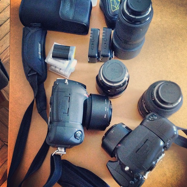 nulleinsfoto:  Charging, cleaning and packing gear for tomorrows #wedding #photography