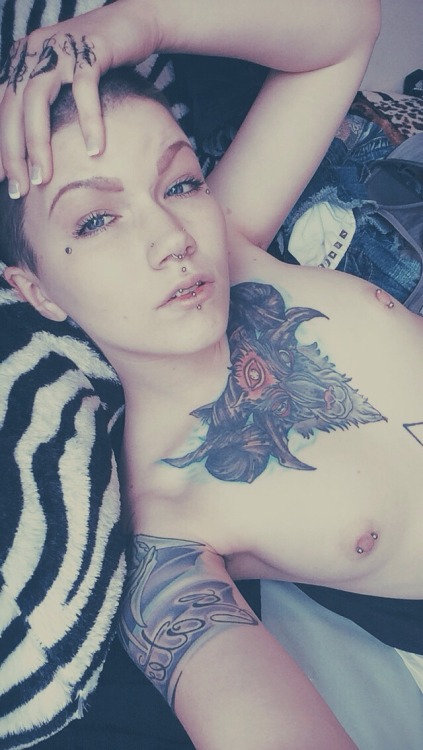 thattwatdeziree:  xdemonsgate:  I’m a nude bum today  Damn 