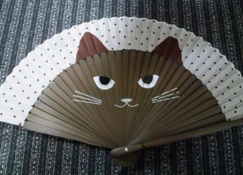 Super cute cat faces fan, seen on Kimono tsuruThose are so cleverly designed! If you have a plain fa