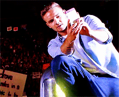 liammix:  The fan’s sign: It’s my birthday, take a selfie with me? +