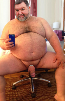 hungbears4me:  What a sexy big fat dick bear