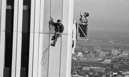 vintageeveryday: Vintage photographs captured ‘Human Fly’ George Willig climbing the World Trade Cen
