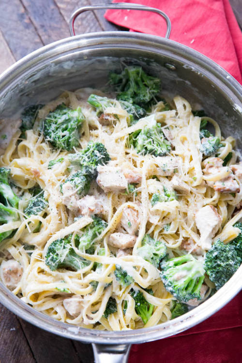 foodffs: Chicken and Broccoli AlfredoFollow for recipesGet your FoodFfs stuff here
