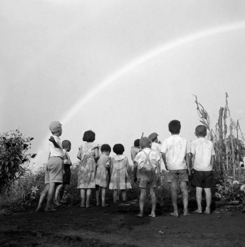 tofuist: Crianças apreciando o arco-íris, 1950  Haruo Ohara Ohara Haruo 大原冶雄 - Ra