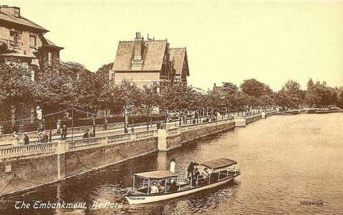 Embankment at Bedford (Bedfordshire, England, 1900s).