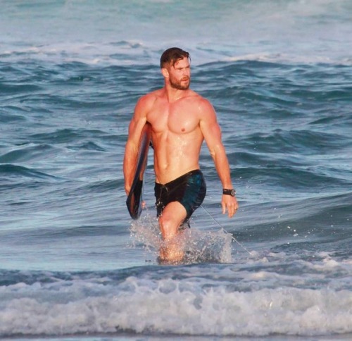 kipderder: Chris surfing in Byron Bay