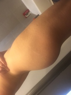 bestfeminthewest:  Here is a butt.  Oh snap caylen actually posted something