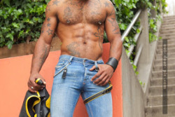 dominicanblackboy:A hot moment outside in