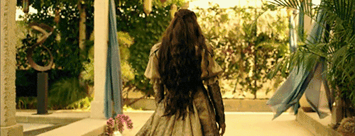 juliaowicker:Aneela feeling how Jaq gets shot (an excuse to gif the iconic shot of her coat floating