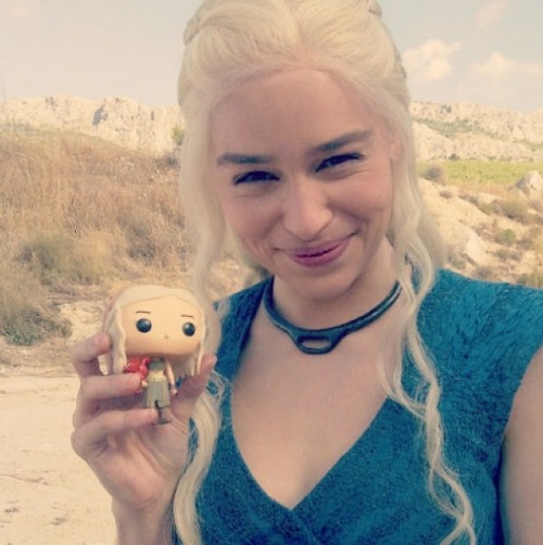 Emilia Clarke (Daenerys Targaryen) - Fotos de bastidores de Game of Thrones. Curta: facebook.com/Tax