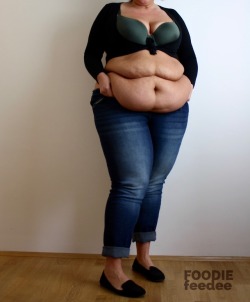 foodiefeedee:  high quality pants holding back bulging belly 