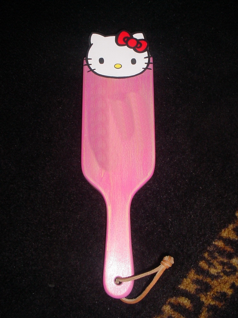 ilovehellokittyandweed:  daddysangel4:  My new Hello Kitty paddle that was made for