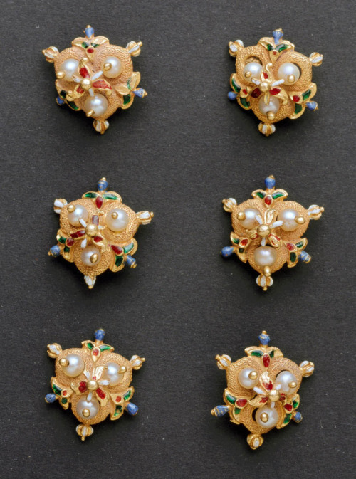 Decorative buttons, 1570-1600. Italy. Champlevé enamel, gold, pearls. MAKK Cologne, Source