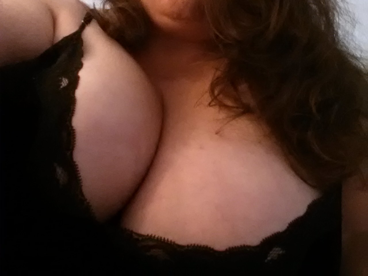 wickedlywenchy:  Good morning tumblr!!!! Curvz and cleavage for you this halloween