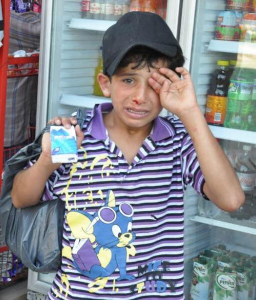 ummetcisair:  depresifmarul:  kokludegisim:  İzmir’de bir lokantada müşterilere ekmek parası için mendil satmaya çalışan Suriyeli çocuk “Rahatsız oluyoruz!” gerekçesiyle esnaf tarafından tekme tokat dövüldü. Oysaki bu yavrucağız