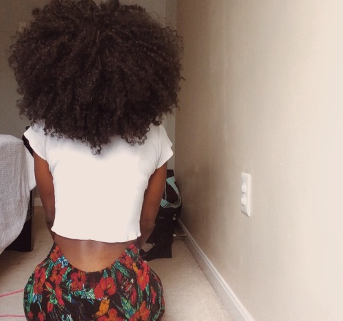 curls-bythapound:  Tonez ✨🌺👐🏾 IG: Sixteencats
