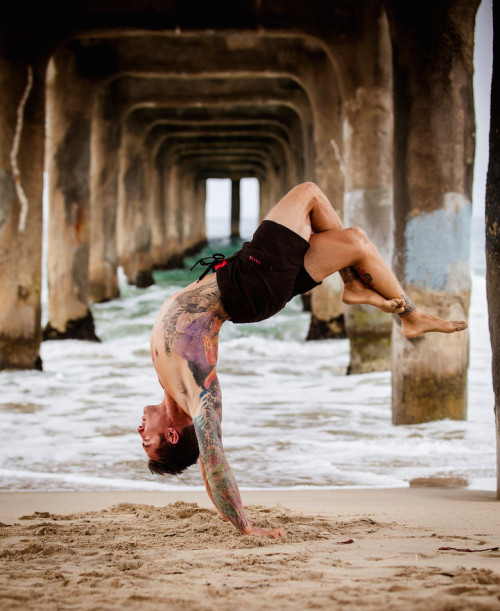 yogifolies:  mymodernmet: - Peace, elegance and grace meet strength, power and control in these portraits of male yoga practitioners, captured by Los Angeles-based photographer Amy Goalen. Read our exclusive interview with the photographer on My Modern