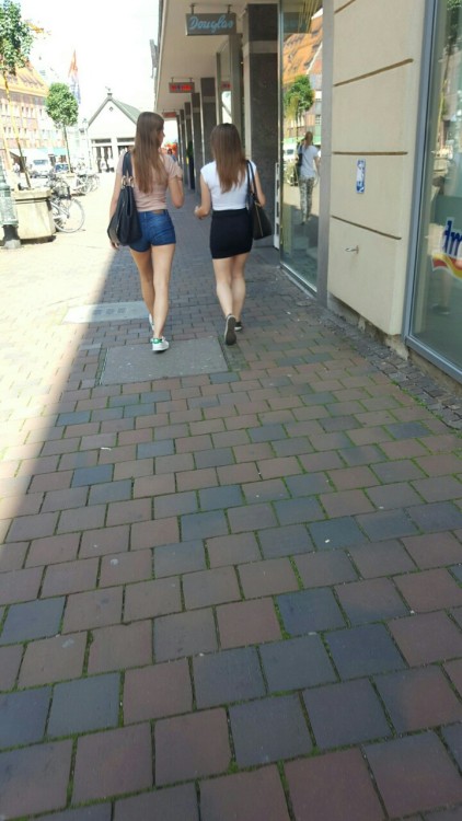 candidcreeper: Nice bunch of creepees.  Thanks for the submission!
