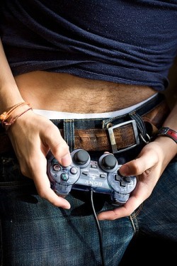 2hot2bstr8:  totally want to lick that happy trail and give this gamer the blowjob of his life while he relaxes and plays his video game…..mmmmmmツツツ
