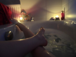 classically-curvaceous:  A Friday night bath. Home alone, lights turned off, candles lit, hot chocolate in hand- pure bliss