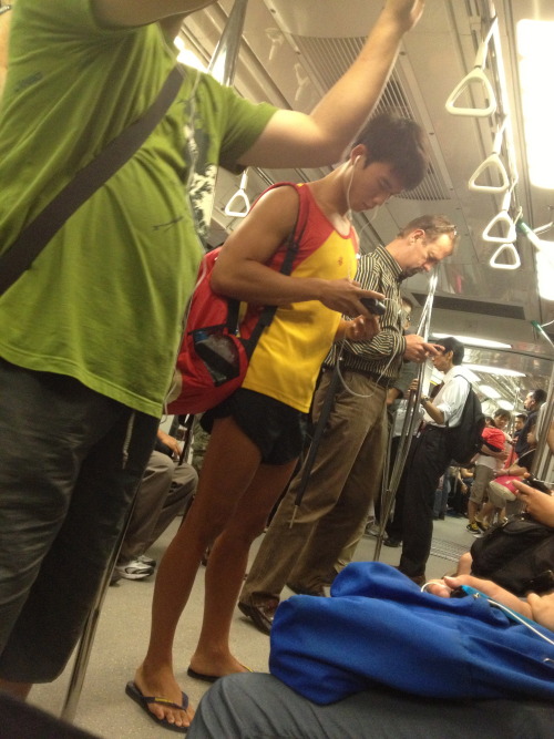 jgvansg:  who can tell me who is this HC boy? why did he wear so skimpy on the train?  nice thighs…