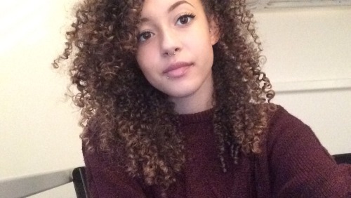 curly-girliexoxo:  Me and my curly hair :)