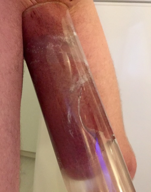bazzooca:  Fat meat to the knees, love it!