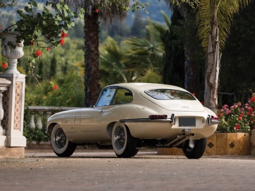 stefialte: 1961 Jaguar E-Type Series 1 3.8-Litre Fixed Head Coupe Minunatie pe 4 roti :)