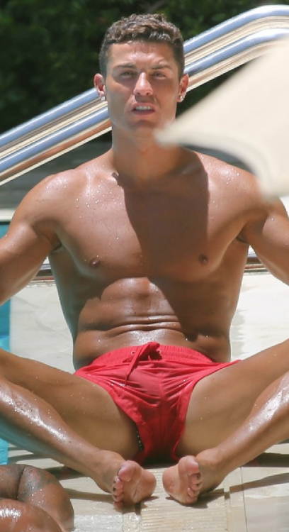 fuckyoustevepena:Bulge! Cristiano Ronaldo in Miami in tiny red trunks