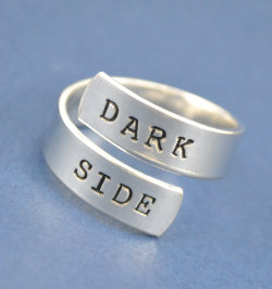 geekymerch:  (via Dark Side Wrap Ring Star