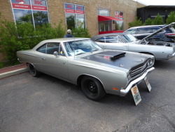 fromcruise-instoconcours:Plymouth Road Runner with a hulking 440 big-block