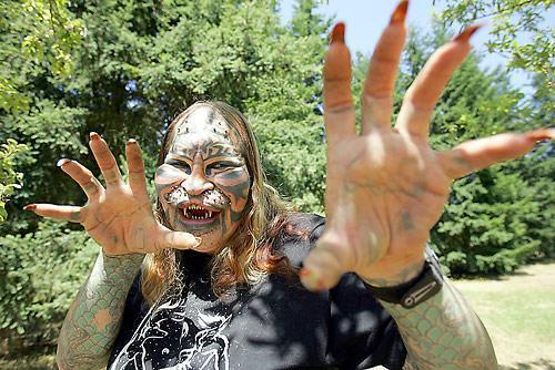  A man spent more than $200,000 on plastic surgery to make himself look like a tiger.